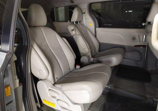 Selling Silver Toyota Sienna 2013 in Pasig