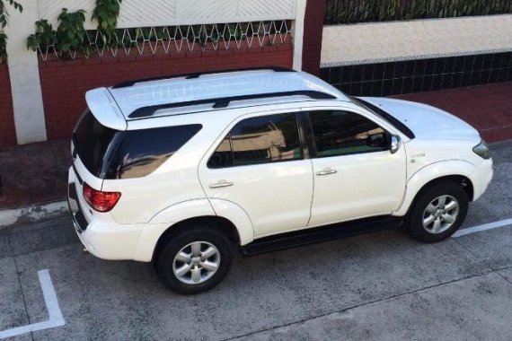 Selling White Toyota Fortuner 2006 Automatic Gasoline in Marikina
