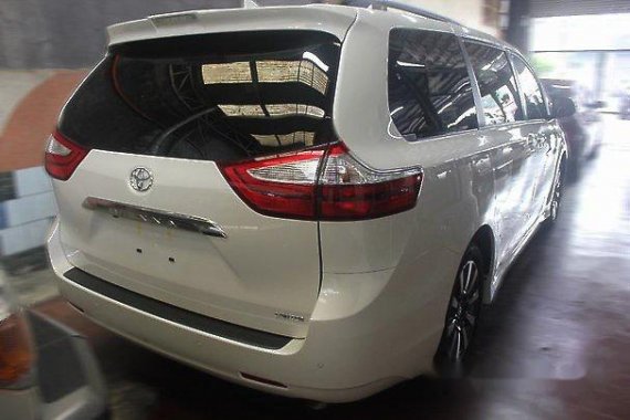 Selling White Toyota Sienna 2018 for sale
