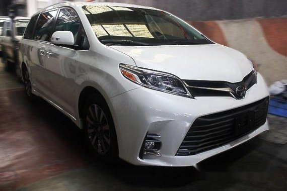 Selling White Toyota Sienna 2018 for sale