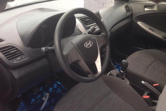 Red Hyundai Accent 2016 at 70000 km for sale in Parañaque