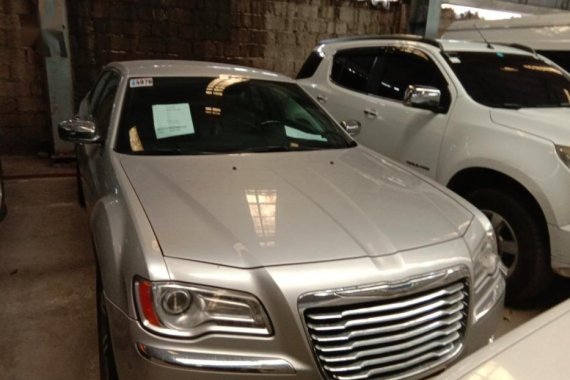Selling 2013 Chrysler 300c in Quezon City
