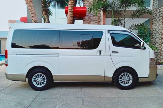 Selling 2nd Hand Van White 2017 Toyota Hiace at 37000 km