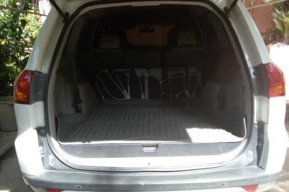 Selling 2nd Hand White Mitsubishi Montero 2010