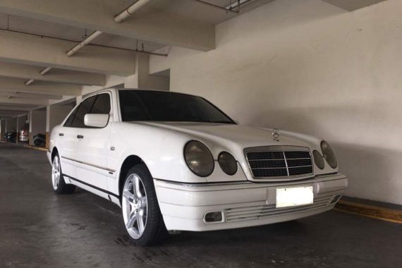 Selling White Mercedes-Benz E-Class 2000 in Pampanga