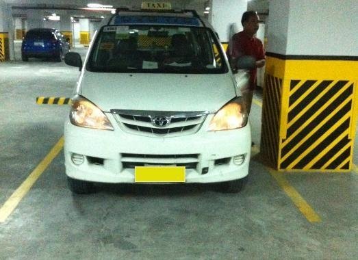 Sell 2nd Hand 2010 Toyota Avanza Manual Gasoline at 130000 km in Makati