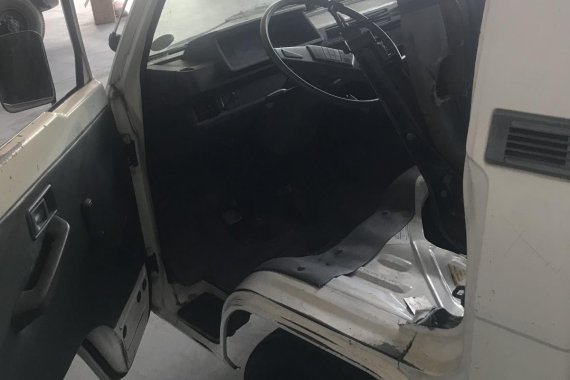 Selling White Mitsubishi L300 2010 Van in Mandaue 