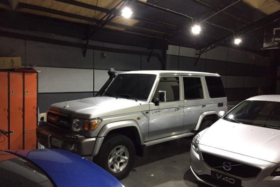 Selling Toyota Land Cruiser 2016 at 2000 km in Quezon City