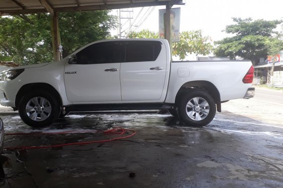 Selling White Toyota Hilux 2018 Manual Diesel in Bulacan