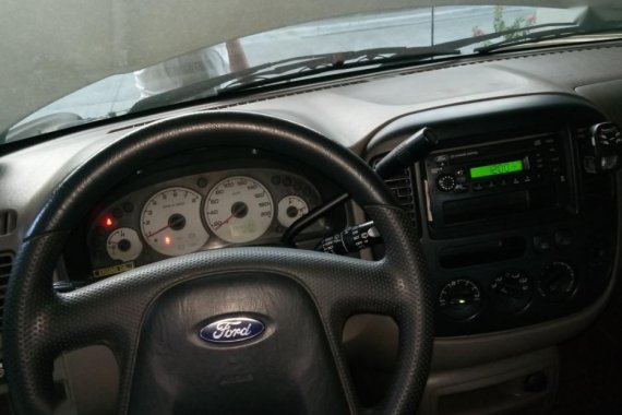 Selling 2nd Hand Ford Escape 2004 in Carmona