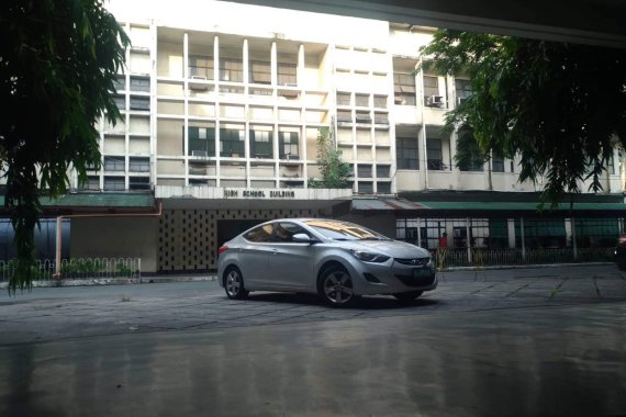 Selling Silver Sedan 2013 Hyundai Elantra