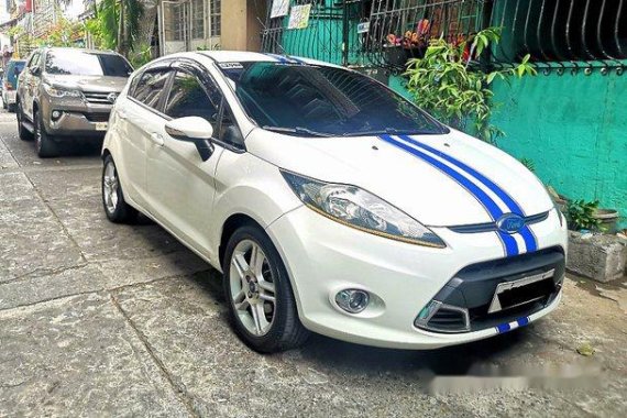 White Ford Fiesta 2011 for sale Automatic