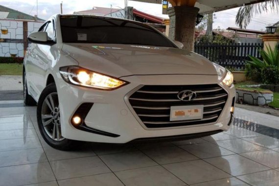 White Hyundai Elantra 2018 for sale in Balagtas