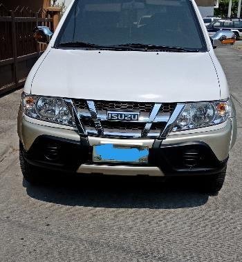 2nd Hand Isuzu Crosswind 2010 at 100000 km for sale