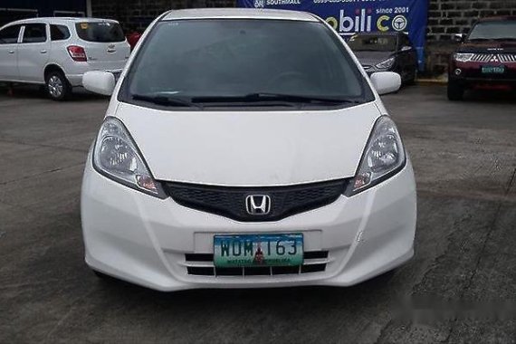 Selling White Honda Jazz 2013 in Manila