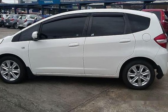 Selling White Honda Jazz 2013 in Manila