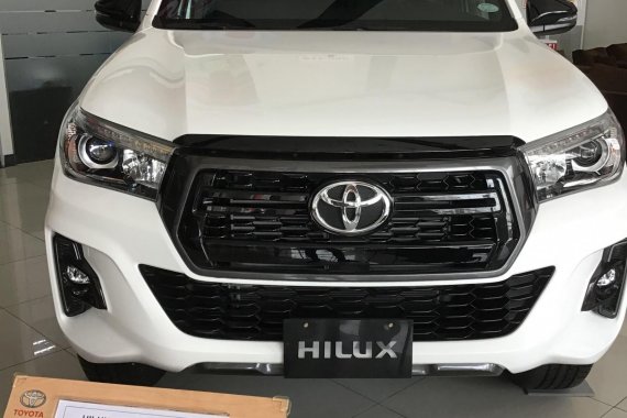 Selling Brand New White Toyota Hilux 2019 in Metro Manila 