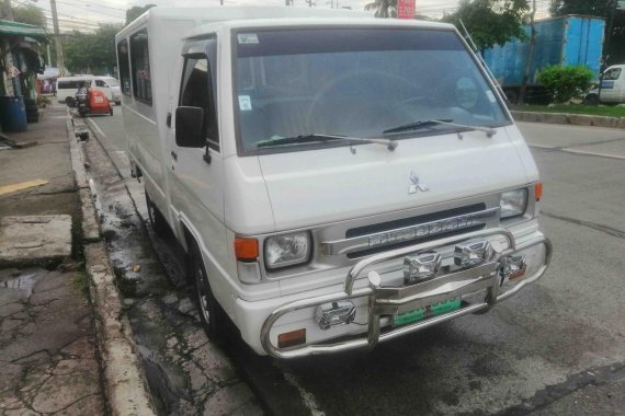 Selling White Mitsubishi L300 2008 Van in Quezon City 