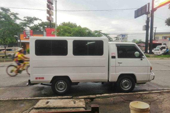 Selling White Mitsubishi L300 2008 Van in Quezon City 