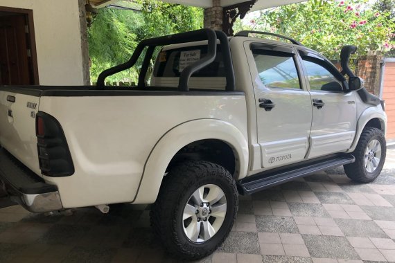 White 2015 Toyota Hilux Truck for sale in Batangas 