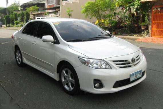 Selling Pearl White Toyota Corolla Altis 2014 Automatic Gasoline in Quezon City