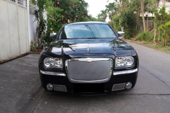 Selling 2nd Hand Chrysler 300C 2005 in Quezon City