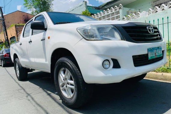 White 2013 Toyota Hilux Truck at 60000 km for sale 