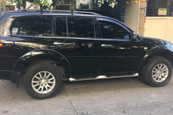 Selling Black Mitsubishi Montero Sport 2011 in Quezon City 