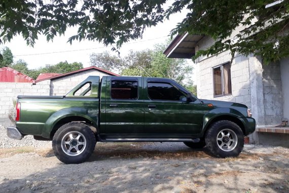 Green Nissan Frontier 2004 at 100000 km for sale 