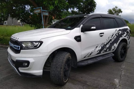 Selling White Ford Everest 2018 at 13686 km 