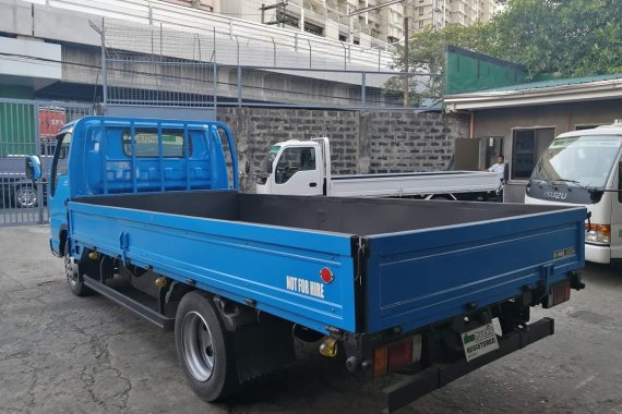 Blue Isuzu Elf 2006 Truck at 100000 km for sale 