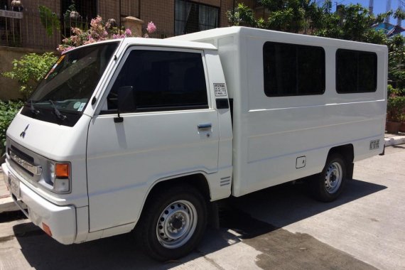 White Mitsubishi L300 2017 Van at 28046 km in Taguig 