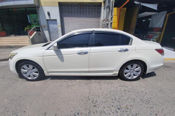 Selling White Honda Accord 2011 Automatic in Makati 