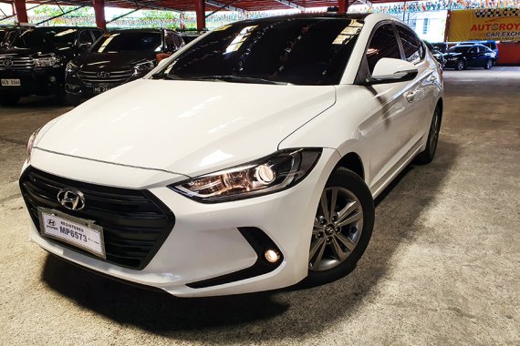 Sell White 2016 Hyundai Elantra at 22000 km 