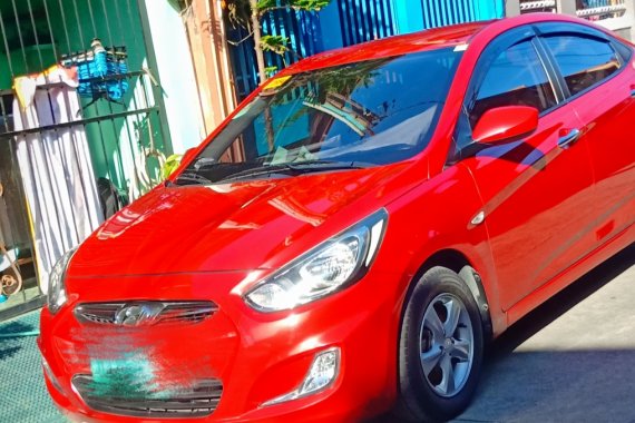 Selling Red Hyundai Accent 2013 Sedan at 80000 km 