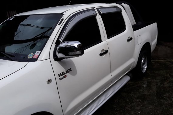 White Toyota Hilux 2010 for sale in Pasig 