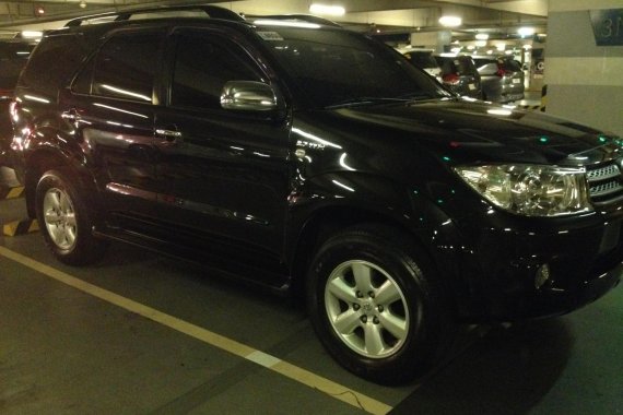 Selling Black Toyota Fortuner 2009 at 81000 km 