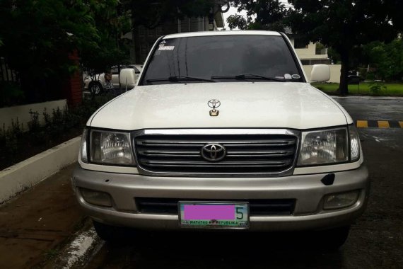 Sell White 2005 Toyota Land Cruiser Automatic Gasoline in Metro Manila 