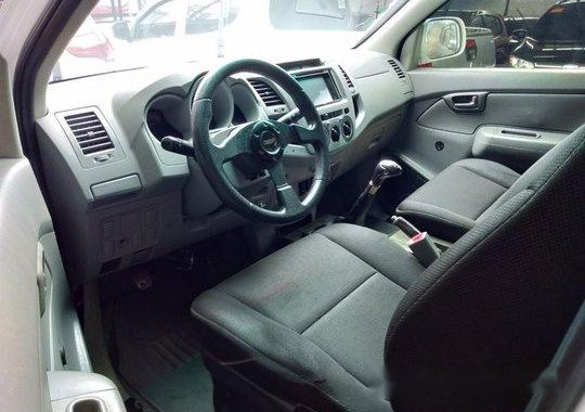 White Toyota Hilux 2005 for sale in Quezon City