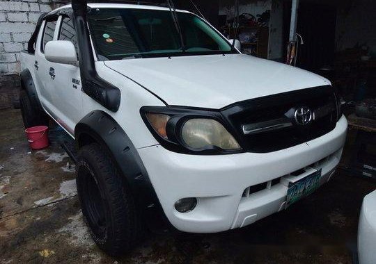 White Toyota Hilux 2005 for sale in Quezon City