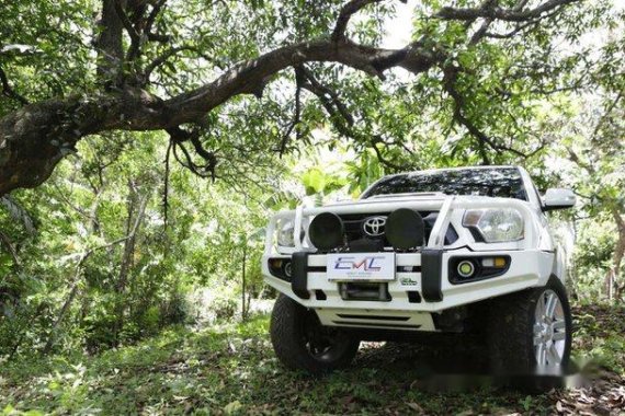 White Toyota Tacoma 2013 for sale in Quezon City 