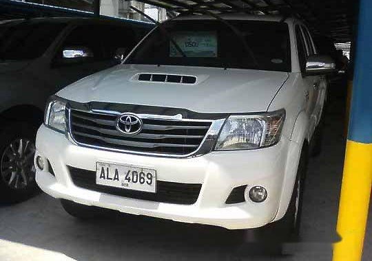 White Toyota Hilux 2015 at 35111 km for sale 