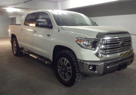 Selling White Toyota Tundra 2019 in Quezon City