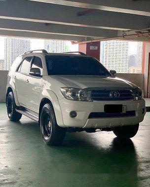 Sell White 2010 Toyota Fortuner Automatic Gasoline at 80000 km