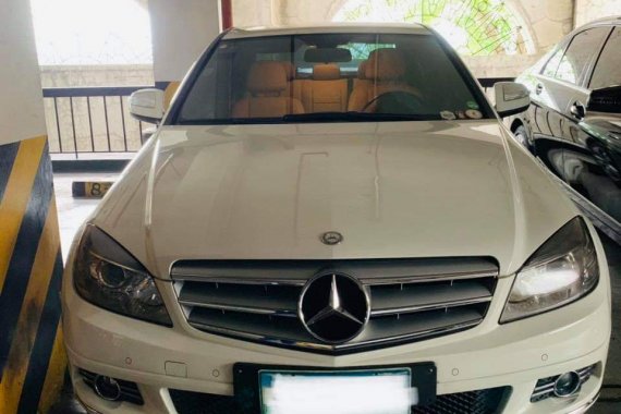 White Mercedes-Benz C200 2007 at 37000 km for sale 