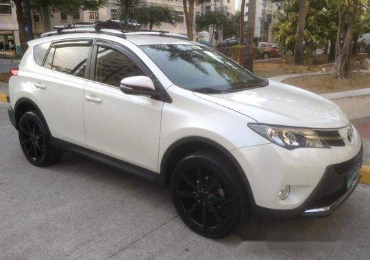 White Toyota Rav4 2013 at 65000 km for sale 