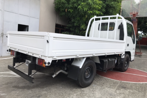 Selling White Isuzu Nhr 2016 Truck in Metro Manila 