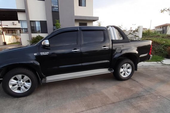 Black Toyota Hilux 2005 at 102000 km for sale 