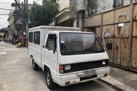 Selling White Mitsubishi L300 1994 Van in San Juan 