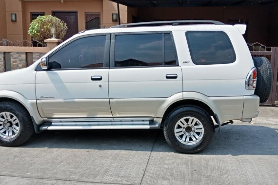 White Isuzu Crosswind 2010 for sale in Bulacan 